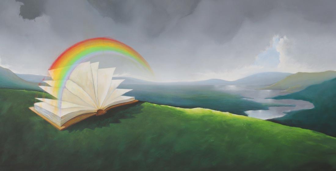 Man sieht einen Regenbogen, der sich von der Bibel in die Landschaft spannt.